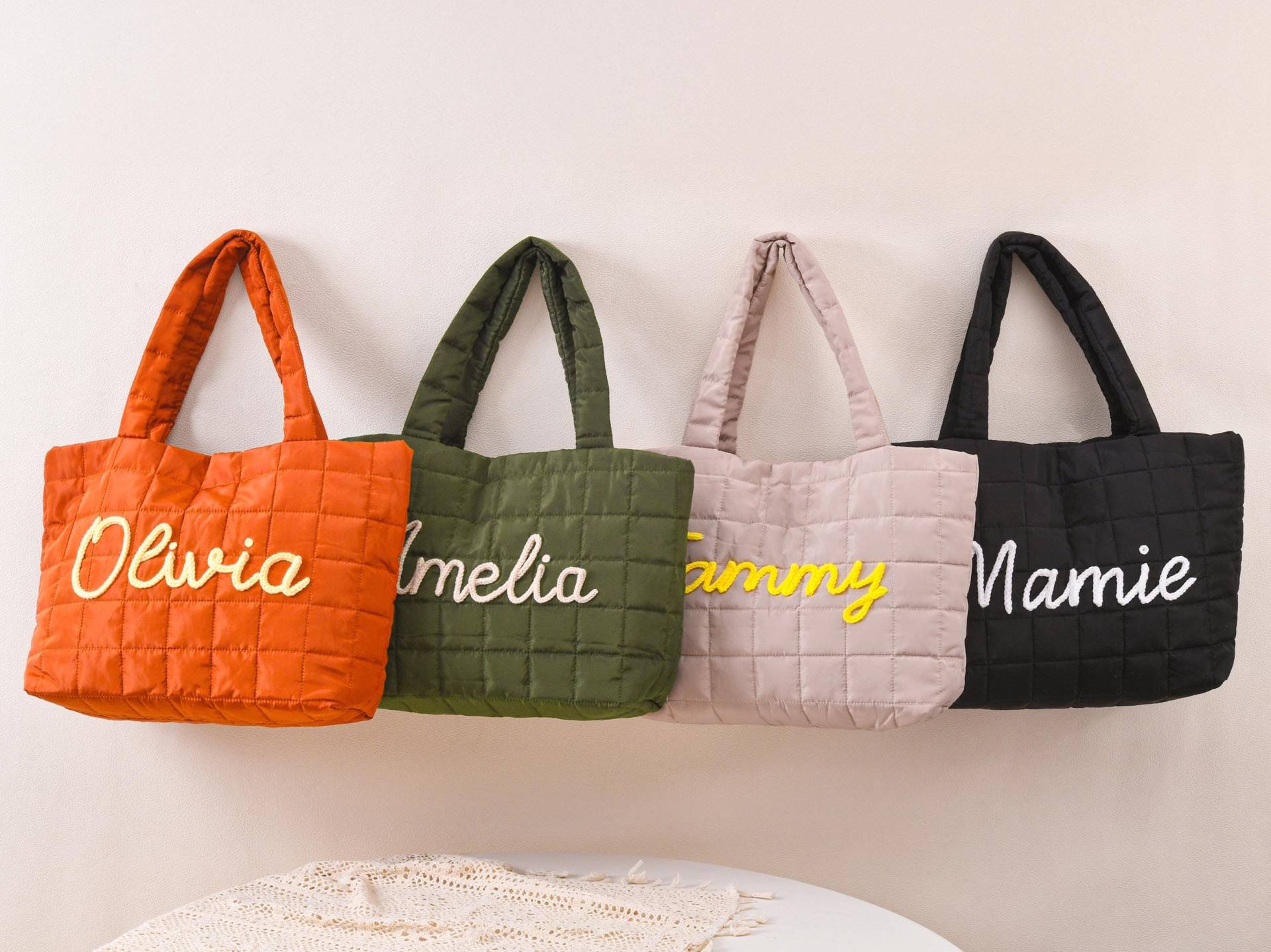 Personalisierte Gesteppte Nylon Tragetasche, Brautjungfer Schultertasche Mit Monogramm, Strandtasche, Geschenk, Geschenk Für Sie von ConyersFinds