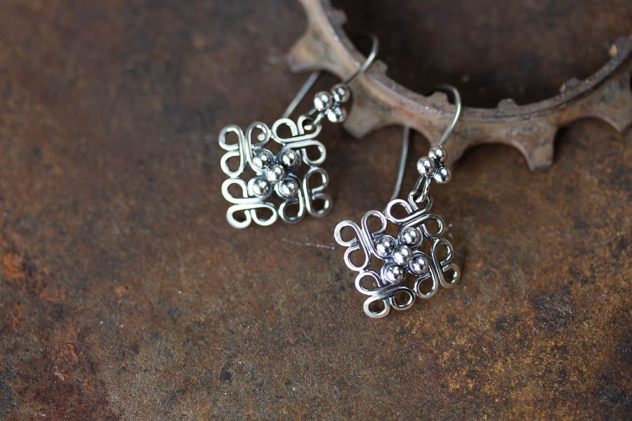 Einzigartige Hand Gefertigt Sterling Silber Ohrringe, Ornamentale Gewölbte Quadrat Kurze Leichte Massives von CookOnStrike