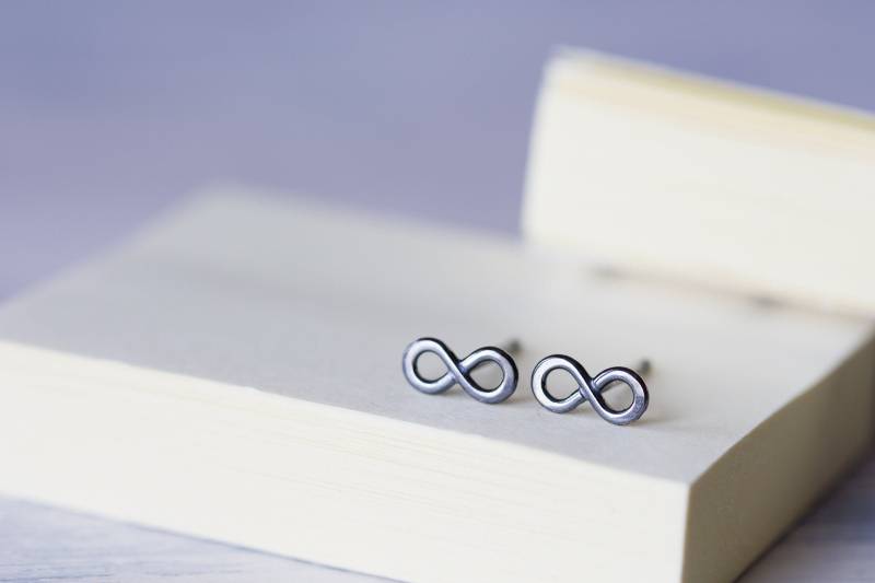 Schwarze Ohrstecker, Kleine Schwarze Unendlichkeit, Oxidierte 925 Sterling Silber Herren Geeky Geschenk Mathe Kerl Unisex von CookOnStrike