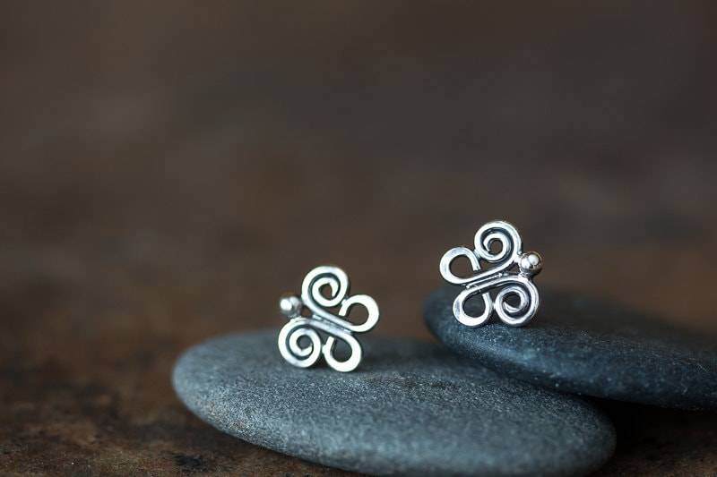 Tiny Schmetterling Ohrstecker, 9 Mm Kleine Ohrringe, Einzigartige Handgefertigte Handwerkliche 925 Sterling Silber Niedliche Insekten Ohrringe von CookOnStrike