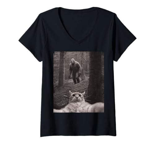 Damen Lustiges Bigfoot Sasquatch in Forest Cat Selfie Meme T-Shirt mit V-Ausschnitt Damen Lustiges Bigfoot Sasquatch in Forest Cat Selfie Meme T-Shirt mit V-Ausschnitt von Cool Cat Selfie and Bigfoot Sasquatch Merch