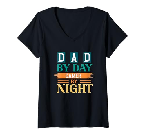Damen Dad by Day - Gamer by Night - Vatertag - Cool Dad T-Shirt mit V-Ausschnitt von Cool Dad - Dad By Day - Gamer By Night