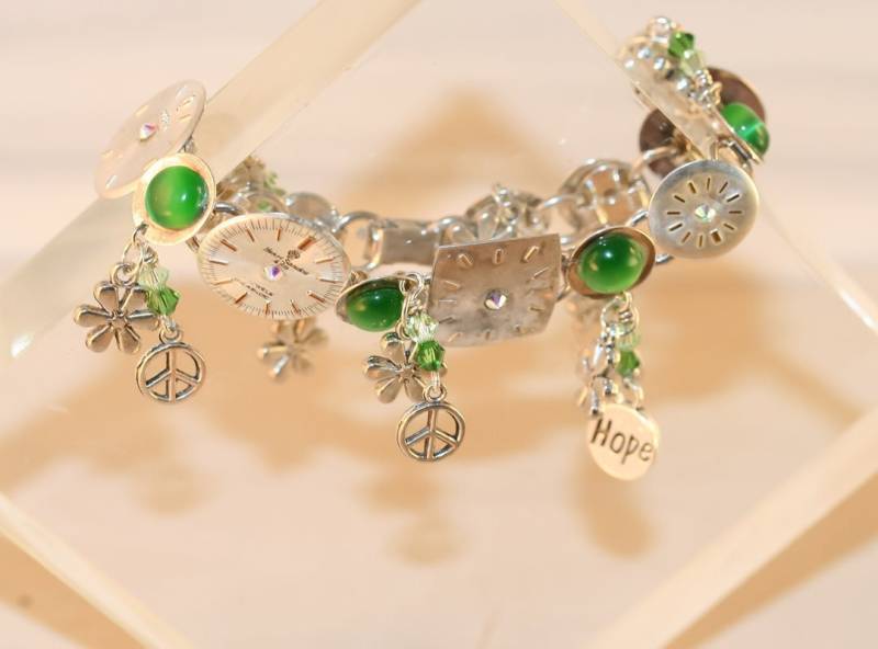 Armband. Umgenutztes Gliederarmband. Bettelarmband. Einzigartiges Grünes Geschenk. . Statement von CoolCreationsByCindy