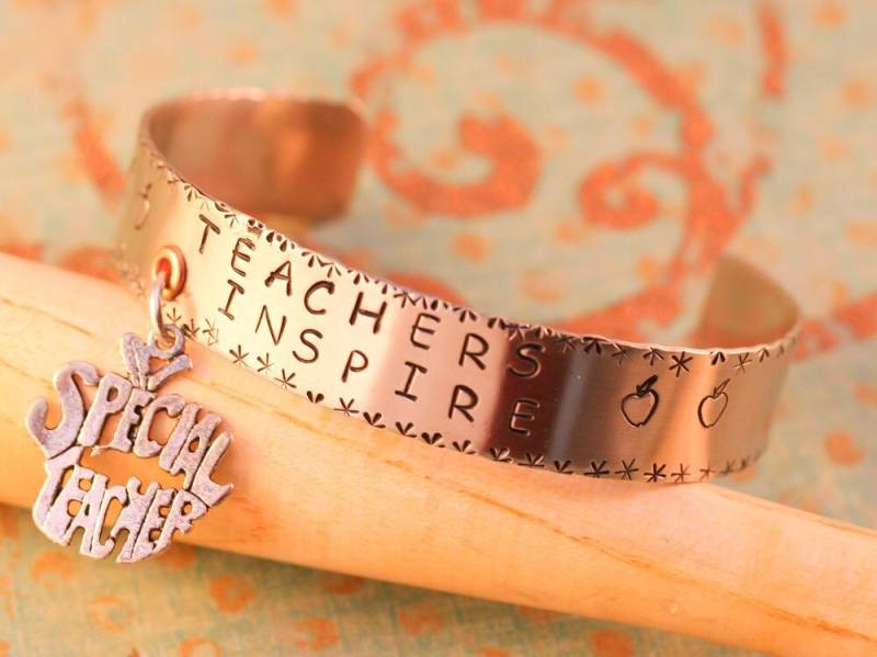 Metall Armreif. Gestempelt Armband . Manschette Armband. Schmuck von CoolCreationsByCindy