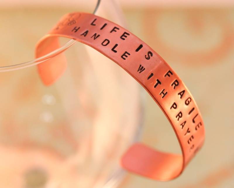 Metall Armreif. Hand Gestempelt Handgestempeltes Armband. Kupfer Armband . Religiöser Spruch von CoolCreationsByCindy