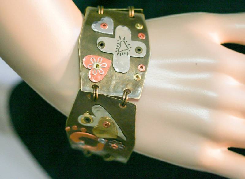 Metall Gestempelt Armband . Gliederarmband. Statement Armband. Metallmix Handgefertigtes Mit Herzen von CoolCreationsByCindy