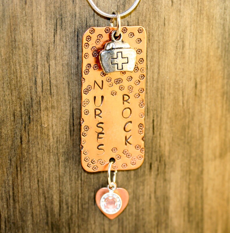 Metall Gestempelt Schmuck. Kupfer Stillgeschenk. Still-Anhänger. Anhänger. Krankenschwester Anhänger Und Ohrringe Set. Einzigartiges Geschenk von CoolCreationsByCindy