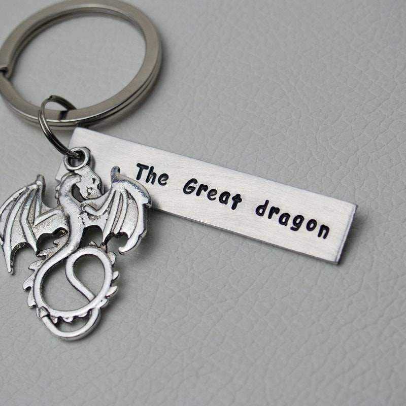Custom Dragon Keychain Hand Gestempelt Aluminium Geek Schlüsselanhänger von CoolKeychain