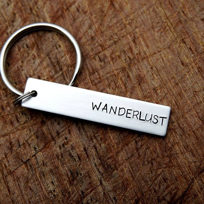 Handgestempelter Fernweh-Schlüsselanhänger - Personalisiertes Reisegeschenk von CoolKeychain