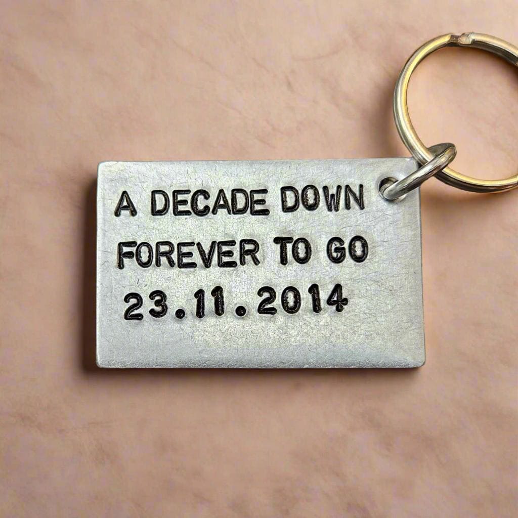 10-Jähriges Jubiläum Aluminium Schlüsselbund Ein Jahrzehnt Down, Für Immer Personalisierte Hand Gestempelt Geschenk 10 Jahre Zu Gehen von CoolKeyrings