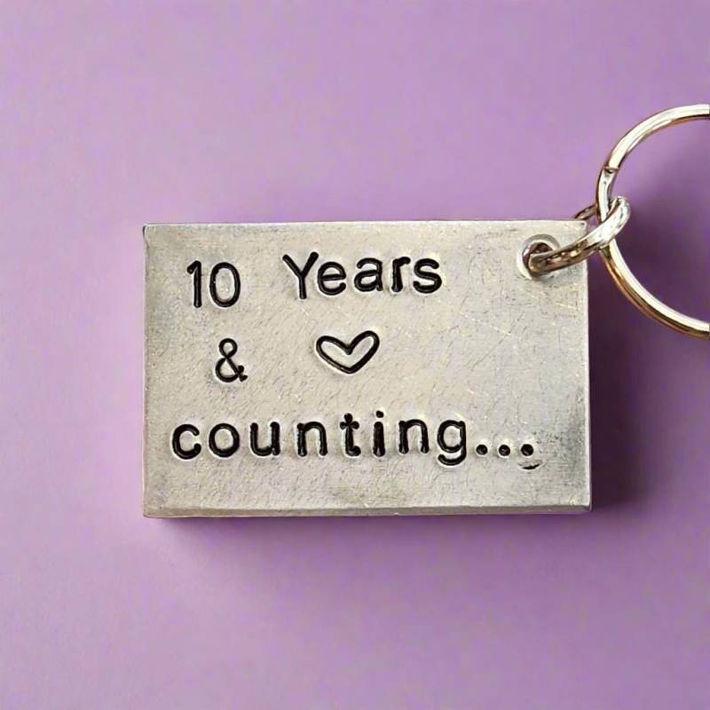 10 Jahre & Zählen 10. Hochzeitstag Geschenke Für Männer Frauen Ihn Ihre Personalisierte Ehemann Frau Traditionelle Aluminium Zinn Schlüsselring von CoolKeyrings