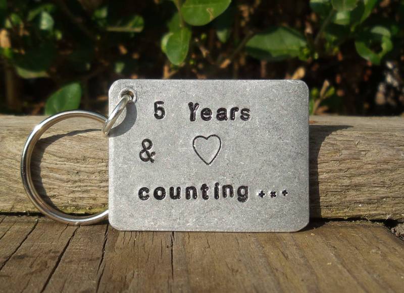 5 Jahre & Zählen 5. Hochzeitstag Geschenke Für Ihn Ihre Männer Frauen Personalisierte Mann Und Frau Traditionelle Maßgeschneiderte Schlüsselanhänger 5 Jahre & Zählen 5. Hochzeitstag Geschenke Für Ihn Ihre Männer Frauen Personalisierte Mann Und Frau Traditionelle Maßgeschneiderte Schlüsselanhänger von CoolKeyrings