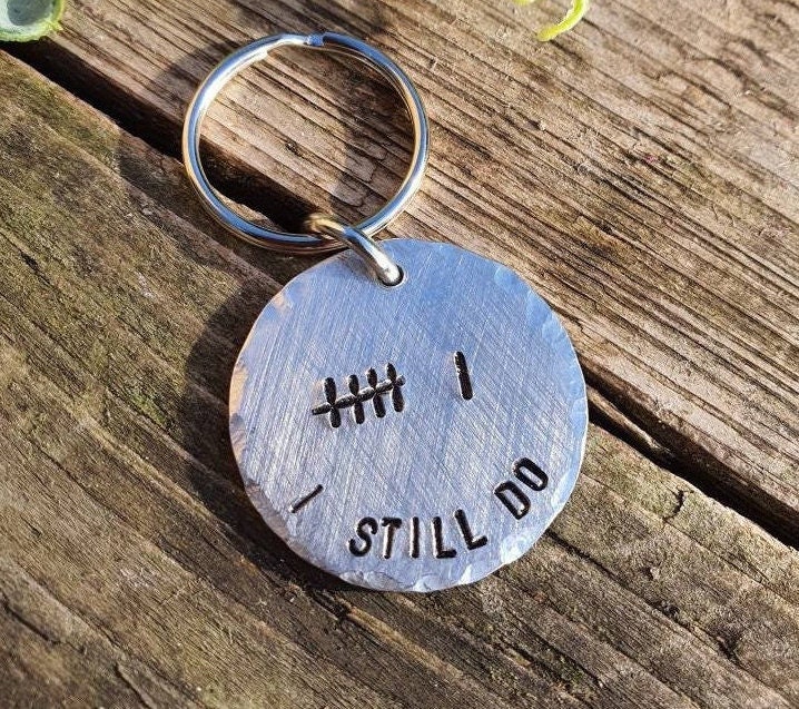 6 Tally Mark Keyring Husband Wife Geschenke Für Männer Frauen 6. Hochzeit Iron Jubiläum Personalisierte Jahre Keychain I Still Do Hand Stamped von CoolKeyrings