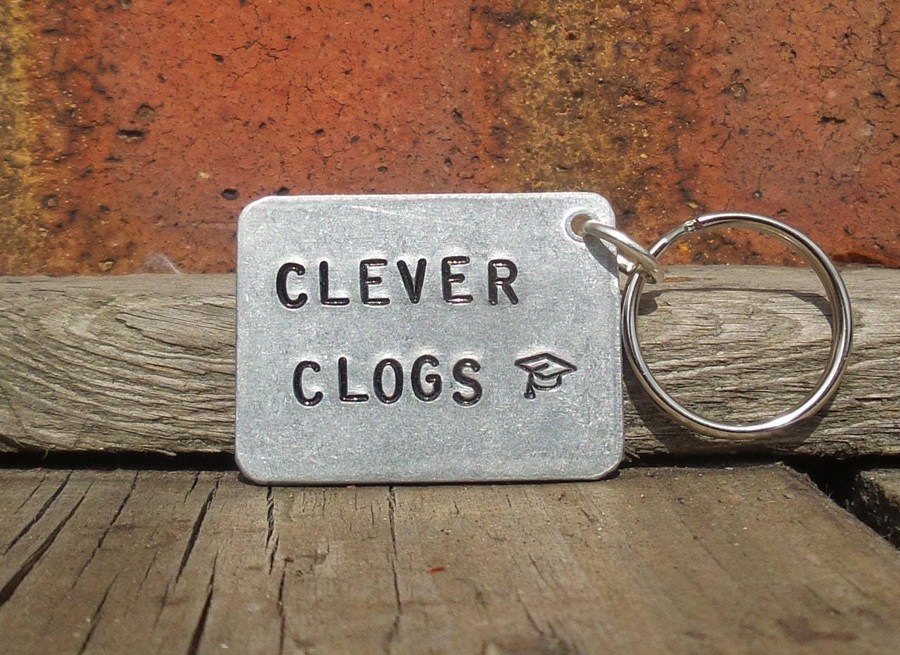 Clever Clogs Gut Gemachtes Lustiges Abschluss-Geschenk Master Phd Smart Keychain Schulabgänger-Geschenk Für Sohn-Tochter-Graduiertenklasse Von 2025 von CoolKeyrings