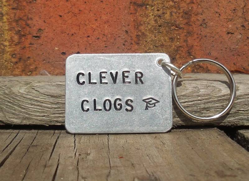 Clever Clogs Gut Gemachtes Lustiges Abschluss-Geschenk Master Phd Smart Keychain Schulabgänger-Geschenk Für Sohn-Tochter-Graduiertenklasse Von 2025 Clever Clogs Gut Gemachtes Lustiges Abschluss-Geschenk Master Phd Smart Keychain Schulabgänger-Geschenk Für Sohn-Tochter-Graduiertenklasse Von 2025 von CoolKeyrings