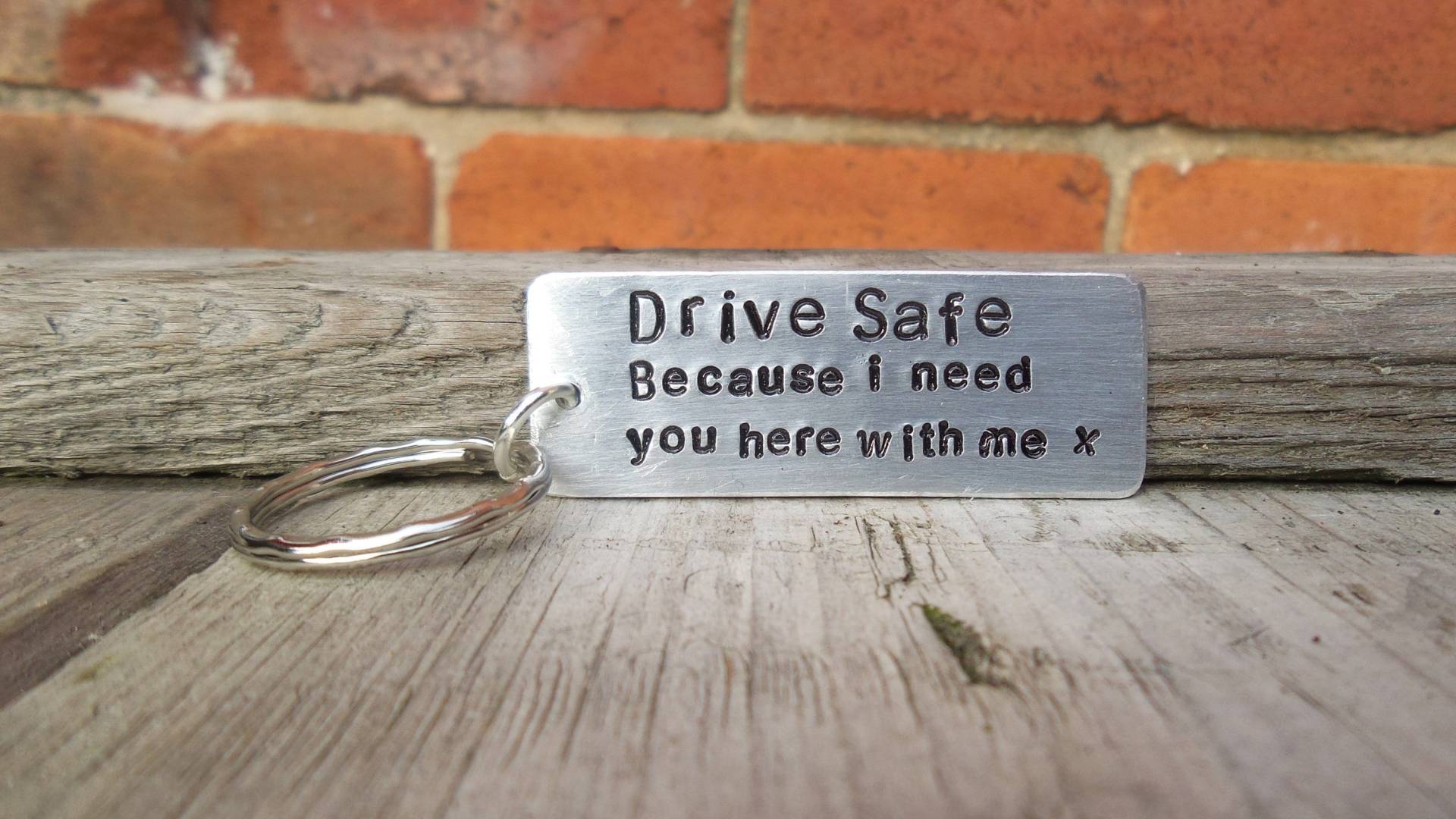 Fahren Sie Sicher Ich Brauche Hier Bei Mir Geschenke Für Ihn Ihre Freundin Weihnachtsgeschenke Ehemann Frau Liebe Schlüsselbund Besonderes von CoolKeyrings