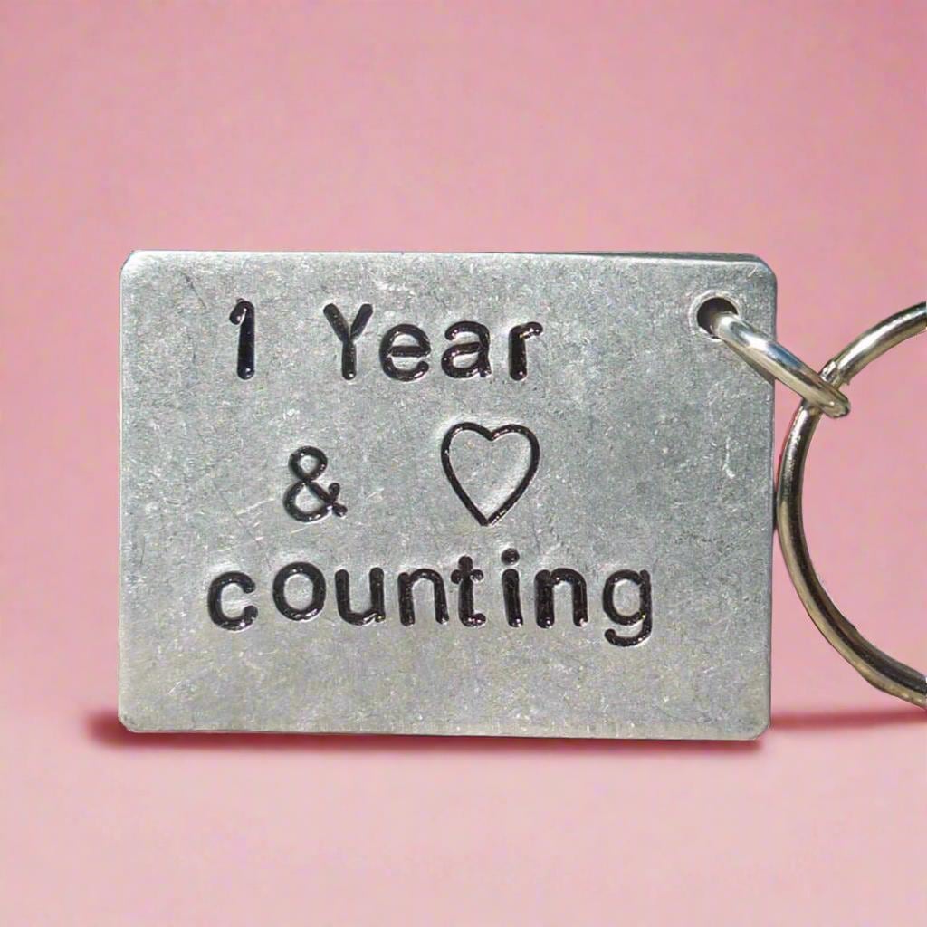 Personalisierte Schlüsselanhänger "1 Jahr & Zählen' Andenken Freund Freundin Geschenk Mann Frau Niedliche Handgefertigte Weihnachten von CoolKeyrings