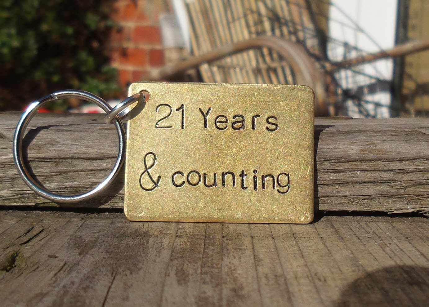 "Personalisierter Schlüsselanhänger Aus Messing Zum 21-Jährigen Jubiläum "21 Jahre Und Zählen" von CoolKeyrings