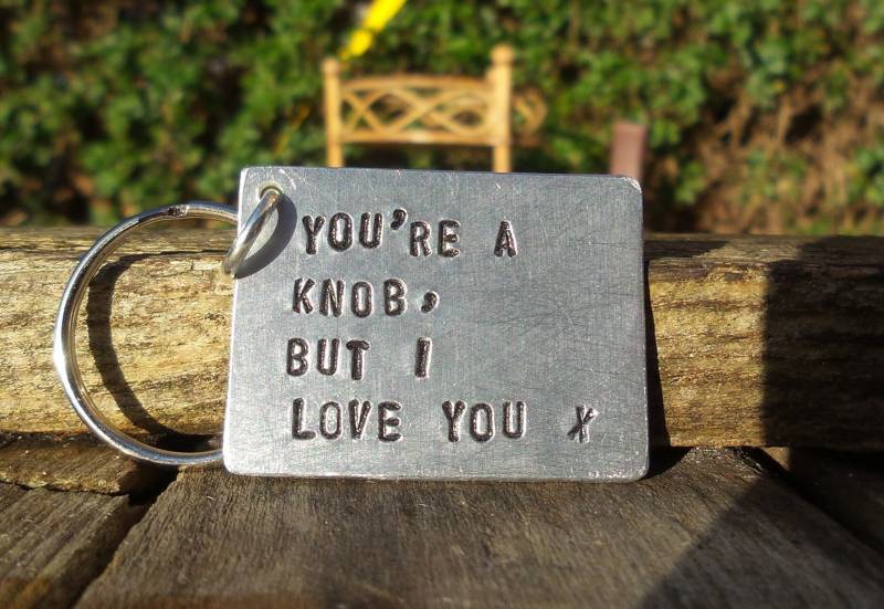 Sie Sind Ein Knob Aber Ich Liebe Dich Lustiger Schlüsselring Geburtstags-Geschenke Für Ihn Ihre Männer Personalisierte Valentinsgrüße Jahrestag Sie Sind Ein Knob Aber Ich Liebe Dich Lustiger Schlüsselring Geburtstags-Geschenke Für Ihn Ihre Männer Personalisierte Valentinsgrüße Jahrestag von CoolKeyrings