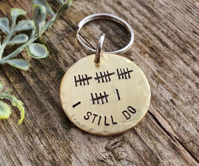 Tally Mark 21 Jahre Ich Mache Immer Noch Schlüsselring Ehemann Frau Geschenke Für Männer Frauen 21. Jahrestag Personalisierte Messing Keychain von CoolKeyrings