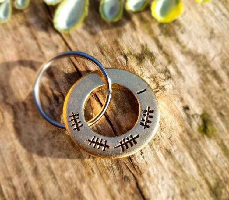 Tally Mark 21 Jahre Schlüsselanhänger Mann Frau Geschenke Für Männer Frauen Ihn 21. Hochzeitstag Personalisierte Brass Golden Rund Maßgeschneidert von CoolKeyrings