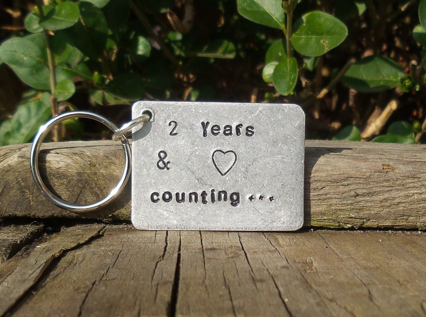 "Traditioneller Schlüsselanhänger "2 Jahre & Zählen" Andenken Ehemann Frau Liebe." von CoolKeyrings
