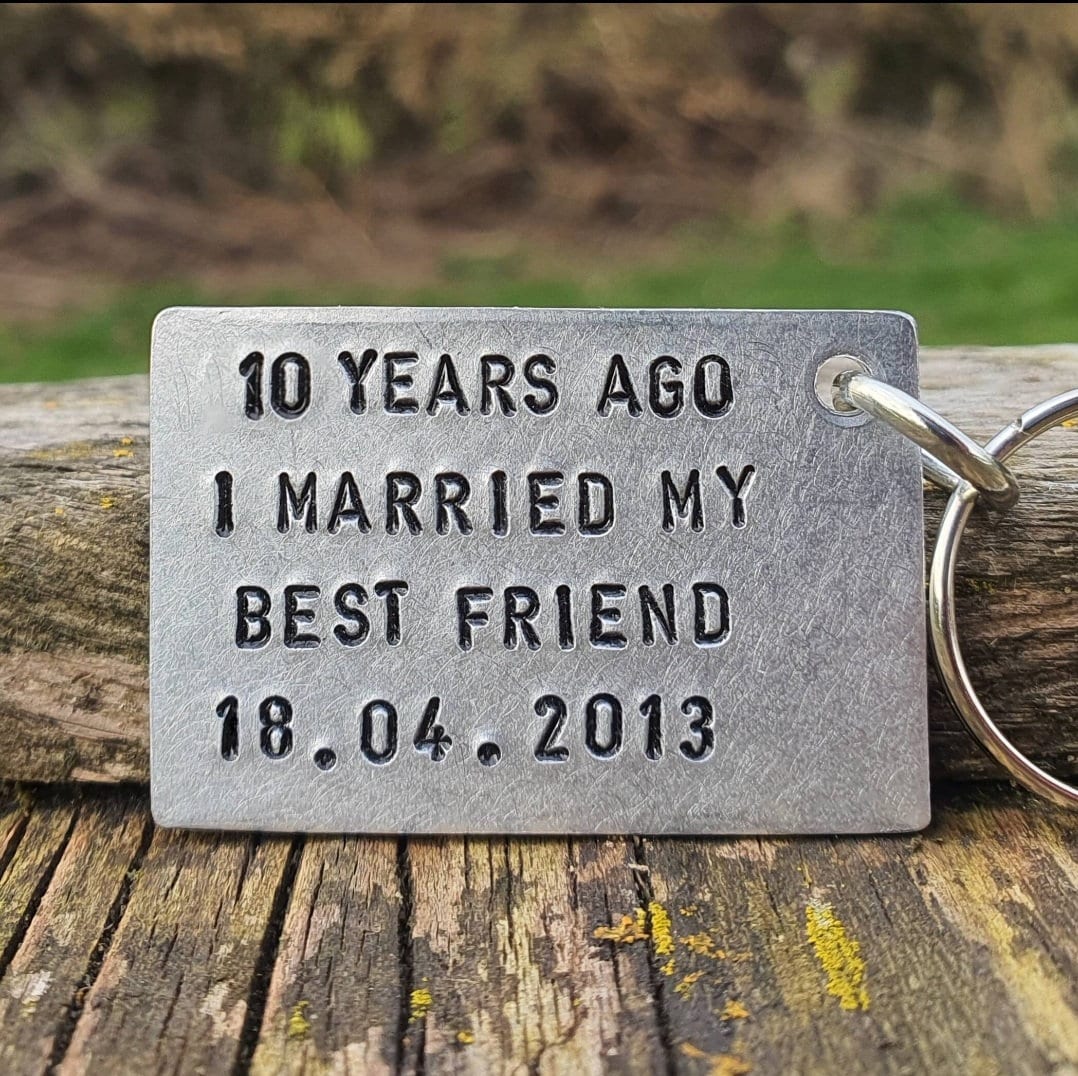 Vor 10 Jahren Heiratete Ich Meinen Besten Freund Personalisierte Geschenke Zum 10. Hochzeitstag Für Ihn Ihre Zinn-Aluminium-Frau Schlüsselbund von CoolKeyrings