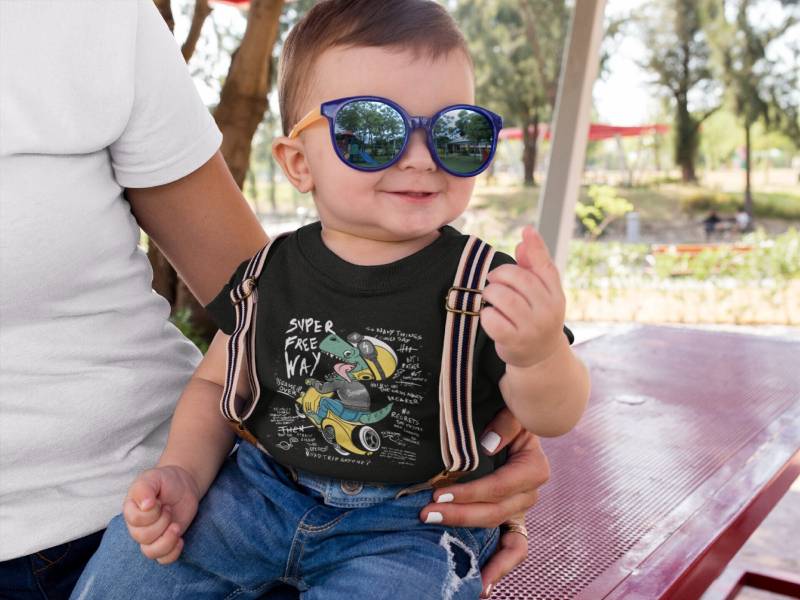 Cartoon Dinospeed Auf Motorroller - Baby T-Shirt Kurzarm-Shirt Bio Baumwolle Hochwertig Creator Kleinkinder Sk von CoolKidsBeWild