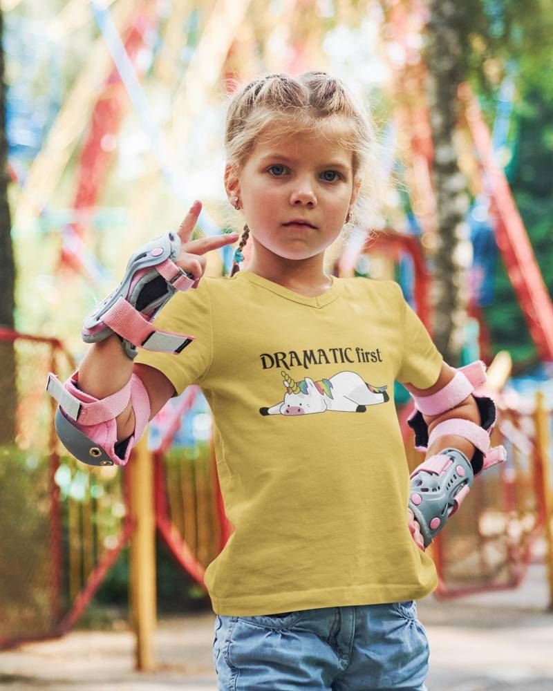 Einhorn Dramatic First No 2 - Kinder T-Shirt Kurzarm-Shirt Bio Baumwolle Hochwertig Langlebig Kids von CoolKidsBeWild