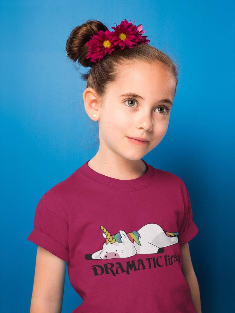 Einhorn Dramatic First No 3 - Kinder T-Shirt Kurzarm-Shirt Bio Baumwolle Hochwertig Langlebig Kids von CoolKidsBeWild