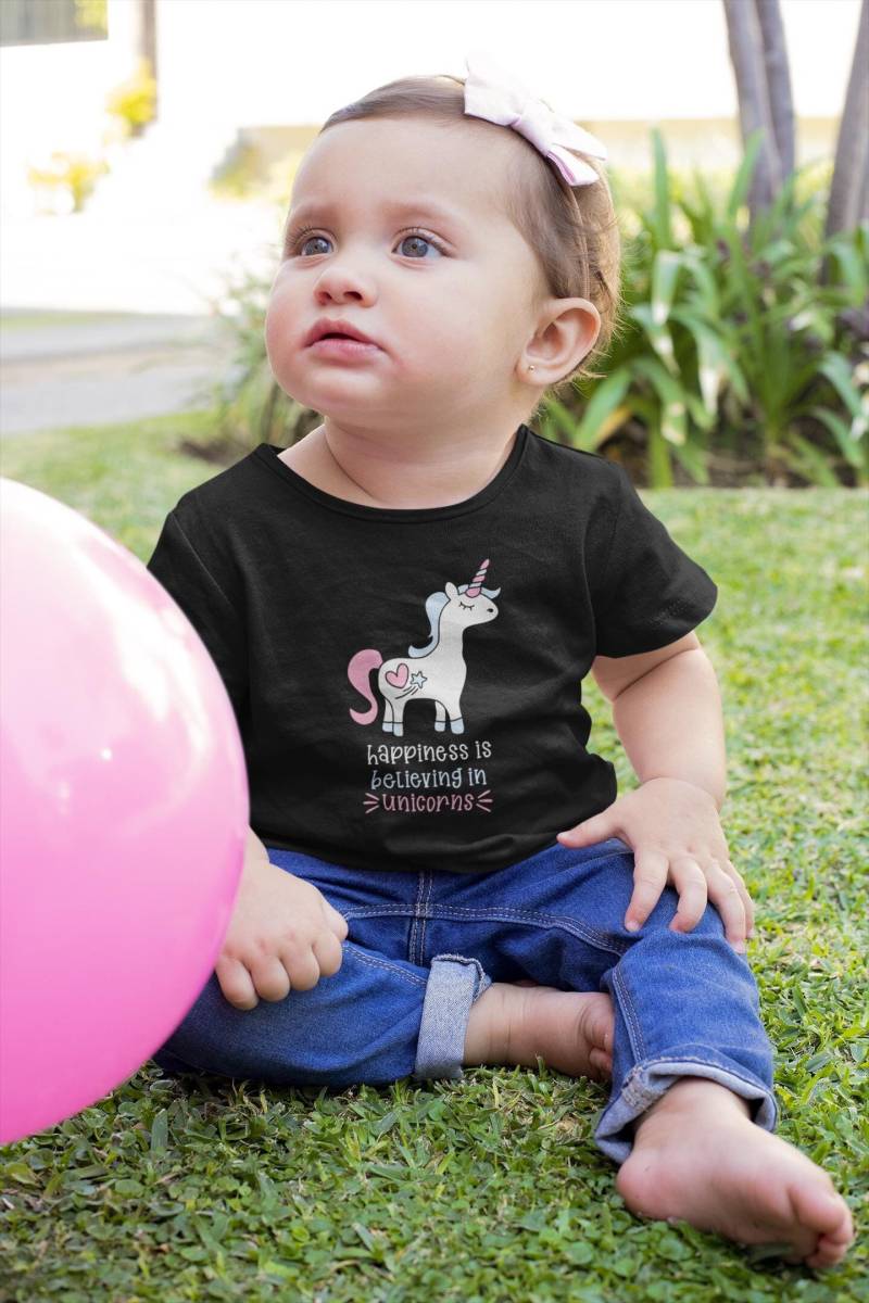 Einhorn Happiness Is Believing in Unicorn - Baby T-Shirt Kurzarm-Shirt Bio Baumwolle Hochwertig Creator Kleinkinder Sk von CoolKidsBeWild