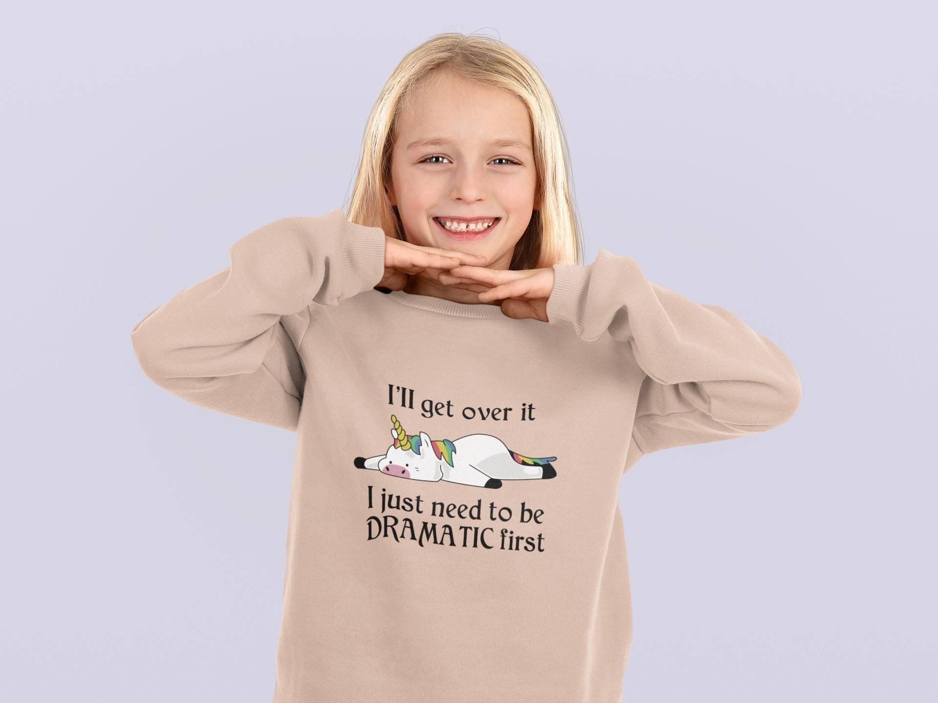 Einhorn I Ll Get Over It Just Need To Be Dramatic First-Kinder Pullover Sweatshirt Bio Baumwolle Hochwertig-Mini Changer St/ Sh von CoolKidsBeWild