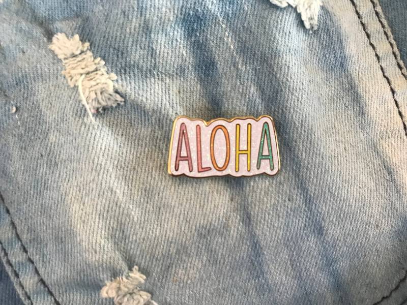 Aloha Regenbogen Glitzer Emaille Pin Aloha Regenbogen Glitzer Emaille Pin von CoolQueenCollective