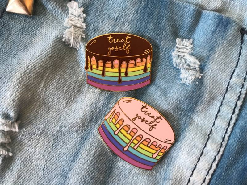 Behandeln Sie Yoself Drippy Kuchen Emaille Pin Behandeln Sie Yoself Drippy Kuchen Emaille Pin von CoolQueenCollective