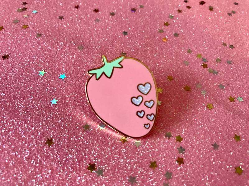 Erdbeere Herz Emaille Pin Erdbeere Herz Emaille Pin von CoolQueenCollective