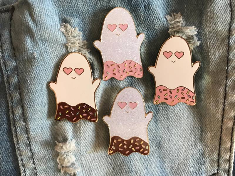Geist Besprenkelt Emaille Pin Geist Besprenkelt Emaille Pin von CoolQueenCollective