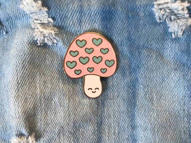 Glücklich Pilz Emaille Pin Glücklich Pilz Emaille Pin von CoolQueenCollective