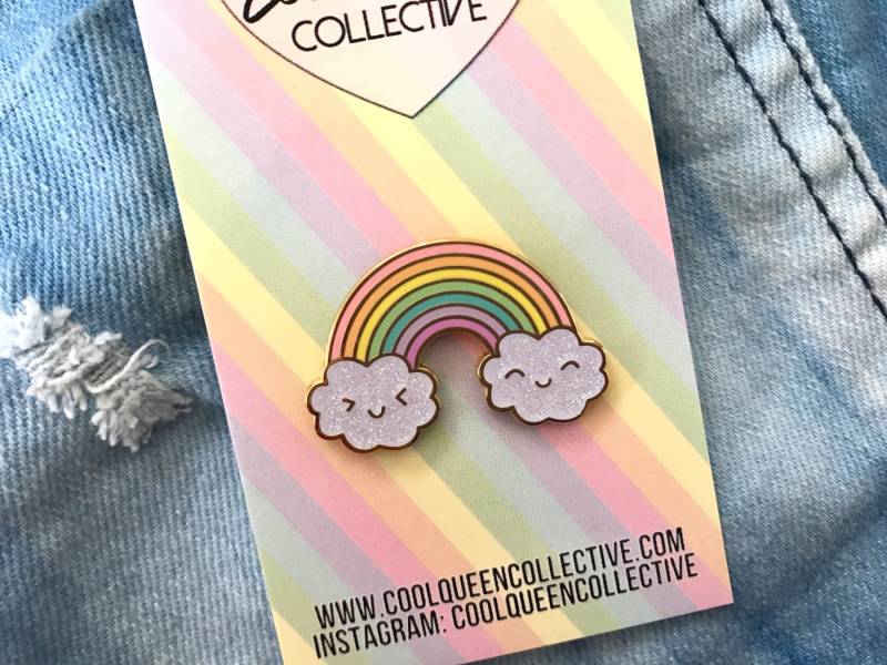 Glücklich Regenbogen Glitter Emaille Pin Glücklich Regenbogen Glitter Emaille Pin von CoolQueenCollective