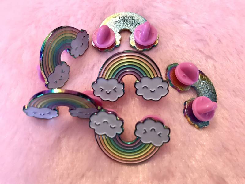Glücklich Regenbogen Metall Emaille Pin Glücklich Regenbogen Metall Emaille Pin von CoolQueenCollective