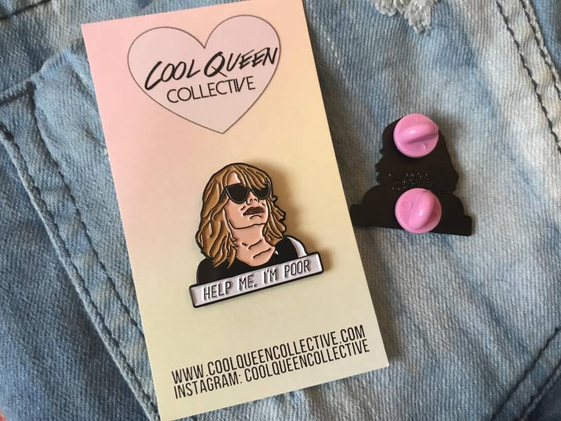 Help Me, I'm Poor Annie Bridesmaids Emaille Pin von CoolQueenCollective
