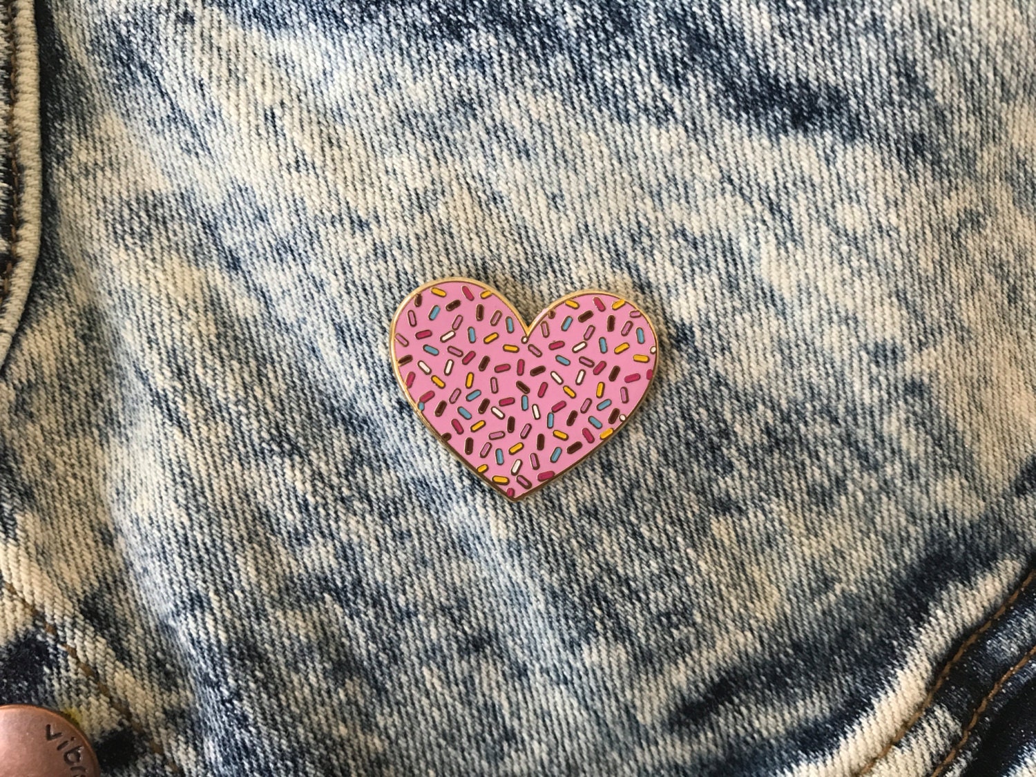 Herz Besprenkelt Emaille Pin Herz Besprenkelt Emaille Pin von CoolQueenCollective