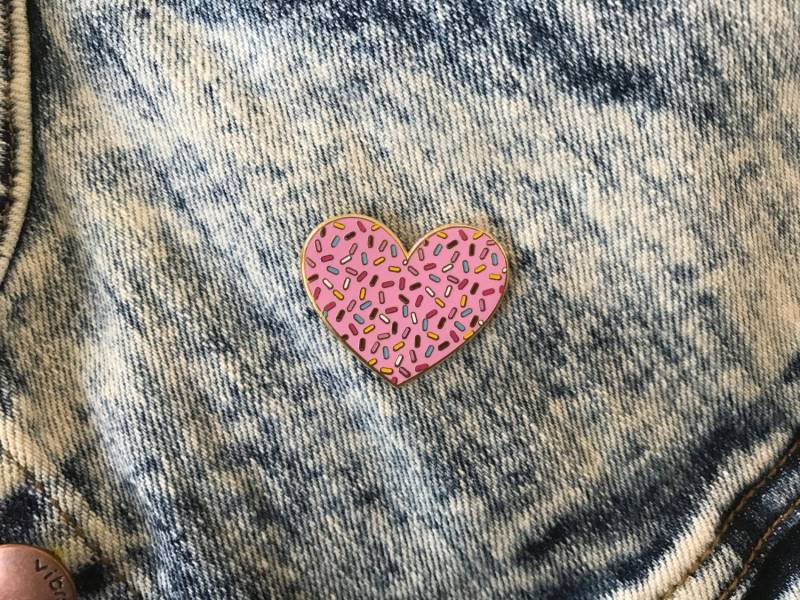 Herz Besprenkelt Emaille Pin Herz Besprenkelt Emaille Pin von CoolQueenCollective