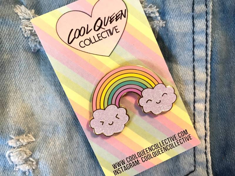 Jumbo Glücklich Regenbogen Glitter Emaille Pin Jumbo Glücklich Regenbogen Glitter Emaille Pin von CoolQueenCollective