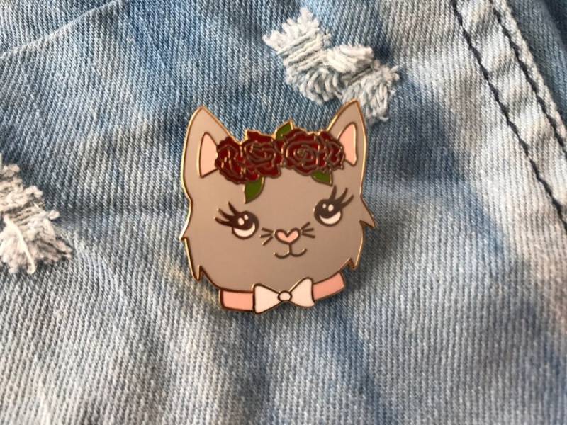 Katze Blume Krone Emaille Pin Katze Blume Krone Emaille Pin von CoolQueenCollective