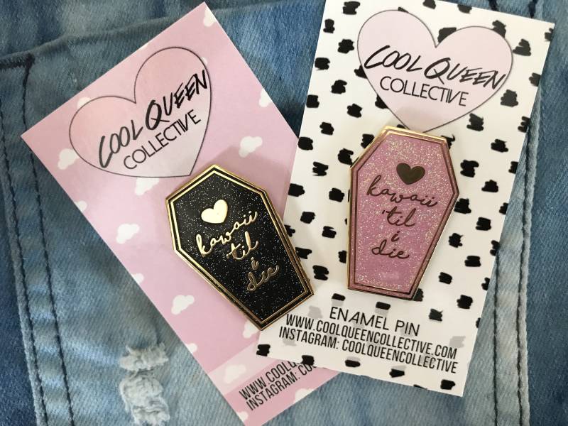 Kawaii Til Ich Sterben Glitter Sarg Halloween Emaille Pin Kawaii Til Ich Sterben Glitter Sarg Halloween Emaille Pin von CoolQueenCollective