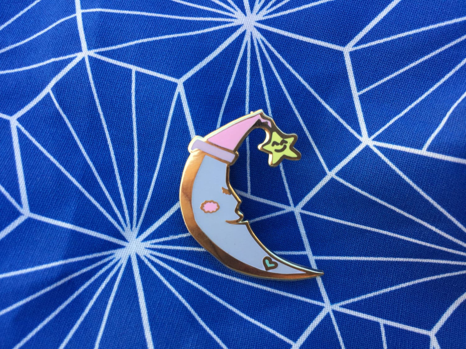 Leuchten Sie Im Dunklen Halbmond Emaille Pin Leuchten Sie Im Dunklen Halbmond Emaille Pin von CoolQueenCollective