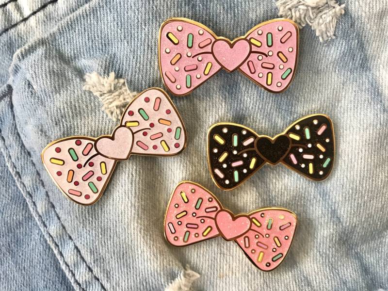 Schleife Sprinkles Kawaii Glitter Emaille Pin Schleife Sprinkles Kawaii Glitter Emaille Pin von CoolQueenCollective