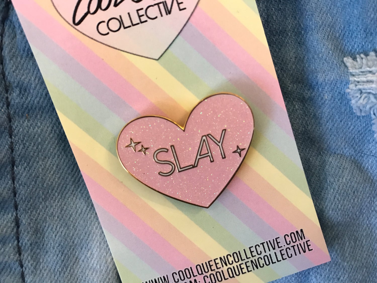 Slay Pink Glitzer Emaille Pin Slay Pink Glitzer Emaille Pin von CoolQueenCollective