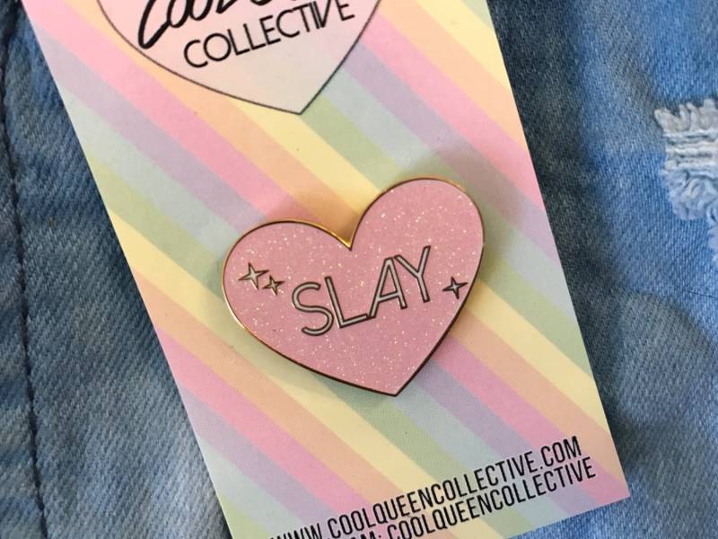 Slay Pink Glitzer Emaille Pin Slay Pink Glitzer Emaille Pin von CoolQueenCollective