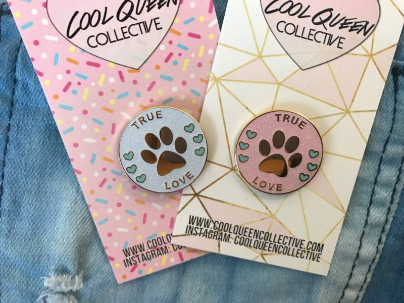 Wahre Liebe Pfote Pet Emaille Pin Wahre Liebe Pfote Pet Emaille Pin von CoolQueenCollective